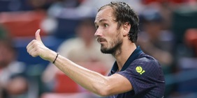 Medvedev brutale con l'arbitro durante il tie-break con Moutet: "Non ci arrivi proprio?". L'attacco è feroce