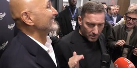 Totti e la battuta a Spalletti che fa ridere tutti: "Tu fai l'allenatore, io il magazziniere"