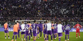 Caos Fiorentina, i giocatori sotto la curva dopo la sconfitta contro il Lecce: i tifosi contestano duramente