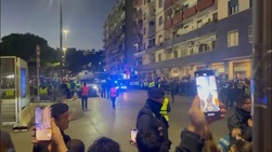 Il pullman del Napoli entra al Maradona, i tifosi cantano: “Devi vincere!”