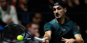 Sonego batte in rimonta Cobolli nel derby azzurro e vola nei quarti a Metz