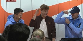 Sinner e la scenetta con Vagnozzi e Cahill a Torino: "La partita di golf? Non mi chiedete il risultato, per favore". E la sala stampa...