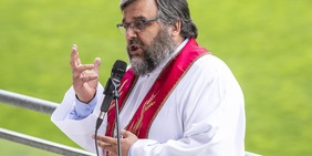 Torino, il cappellano Don Robella in prognosi riservata dopo un incidente: è in gravi condizioni