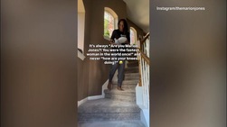 Marion Jones mostra la sua difficoltà a scendere le scale