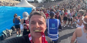 Matteo Renzi corre la maratona di Atene. Orgoglio e lacrime per il suo risultato