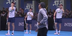 Sinner ferma l'allenamento per seguire Bolelli e Vavassori: la reazione con Vagnozzi è virale