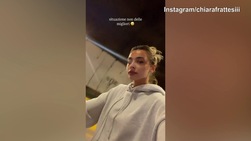 Chiara Frattesi in bicicletta sul lungomare di Napoli