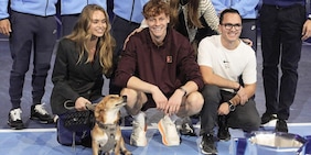 Sinner show, che festa in campo con Laila e il cane Snoopy!