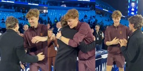 "C**** finalmente ci vediamo": Sinner non si contiene dopo la vittoria alle Atp Finals e abbraccia...