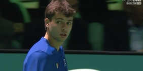 Cobolli sta per servire in Davis, arriva l'urlo del tifoso dagli spalti: "Forza Roma!"