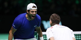 Berrettini conquista il primo punto per l'Italia, si emoziona e chiede scusa al pubblico: "Me la sono complicata..."