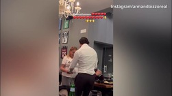 Izzo, ballo romantico con la mamma