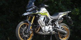 Prova Voge Valico 900 DSX: la crossover cinese che si crede una sportiva