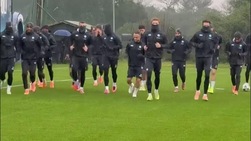 Il Napoli si allena sotto il diluvio per preparare il Qarabag