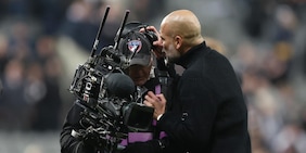 Guardiola chiede scusa dopo il nervosismo di Newcastle in cui ha litigato anche con un cameraman: "Mi sento in imbarazzo..."