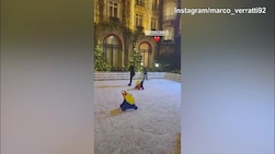 Lady Verratti pattina sul ghiaccio con..il cane in mano