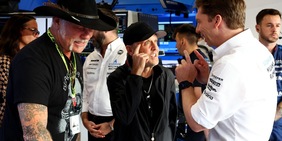 I Metallica sbarcano nel paddock di F1 in Qatar