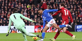 Chiesa, che salvataggio mostruoso davanti alla porta di Alisson: il Liverpool si salva al 94'