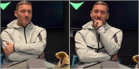 In America mostrano a Totti lo scarpino dell'addio al calcio e lui si emoziona: il video virale in tutto il mondo