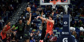 NBA, Houston affonda i Clippers, Jokic trascina Denver. Boston cade a Milwaukee