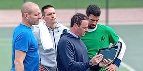 Il guru della medicina assunto da Djokovic per sfidare Sinner e Alcaraz: la scelta fa il giro del mondo