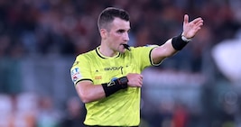 L’arbitro di Milan-Sassuolo è un disastro. E il Var non è da meno…