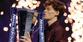 "Ingiocabile": la Treccani omaggia Sinner tra Raoul Bova e Intelligenza Artificiale nel libro dell'anno 2025