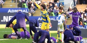 Piccoli cade a terra, paura per la Fiorentina: il bellissimo gesto dei tifosi del Parma