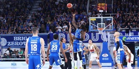 Brescia batte Venezia e vola in testa. Clamoroso a Napoli: canestro rotto e gara sospesa per un'ora