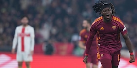 La Roma cala il tris contro il Genoa, Gasperini torna quarto in classifica: quante emozioni per il ritorno di De Rossi all'Olimpico!