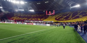 La frecciata della Roma alla Lazio di fine anno è virale: la stoccata sull'Olimpico fa il giro del web