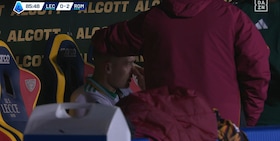 Infortunio Dovbyk, l'attaccante segna e si fa male: le telecamere lo inquadrano in lacrime in panchina