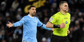 Sozza e Pezzuto da fermare: delirio imbarazzante sui rigori di Lazio-Fiorentina