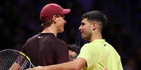 Abbracci, sorrisi e spettacolo: Sinner e Alcaraz a Seul, le foto più belle del match d'esibizione