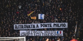Roma, lo sfottò dei tifosi in curva alla Lazio è virale: c'entra uno striscione esposto a Ponte Milvio