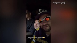Neymar in auto con la sua crew