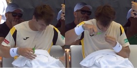 Incredibile a Auckland: il tennista si taglia i capelli come Camoranesi ai Mondiali 2006