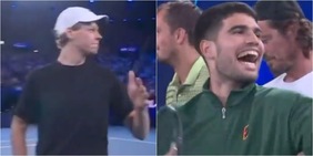 "Sinner è il numero uno": la gaffe dello speaker, l'imbarazzo di Jannik e le risate di Alcaraz in Australia