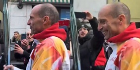 Allegri con la fiaccola, gli urlano: "Togli Fofana". Lui reagisce così