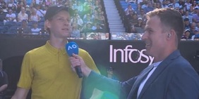 La risposta di Sinner durante l'esibizione: "Se mi manca Alcaraz? No, a volte è meglio senza..."