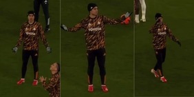 Dybala e il passaggio sbagliato di Tsimikas nel riscaldamento: la reazione surreale di Paulo è virale