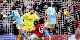 United a valanga sul City di Guardiola: Carrick al debutto si prende il derby grazie a Mbeumo e Dorgu