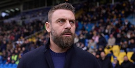 De Rossi e il siparietto in diretta a Sky: dice Parma invece di Genoa, il lapsus fa ridere tutti. E sugli arbitri...