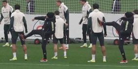 Spalletti rifila un calcio a Kelly durante la rifinitura: il video è virale sui social