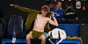 L'impresa eroica di Sinner: la frase preoccupante al box, il ritiro a un passo, la rabbia di Spizzirri e il succo di cetriolini...