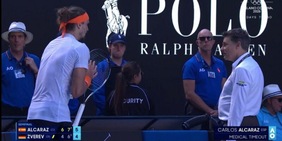 Furia Zverev per il medical timeout ad Alcaraz: attacca l'arbitro e anche Sinner, la frase assurda