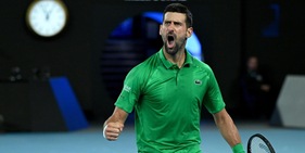 Australian Open, Djokovic piega Sinner dopo una partita epica e vola in finale contro Alcaraz