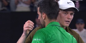 Djokovic scherza in tv dopo la vittoria su Sinner: "A rete gli ho detto...". Poi svela un retroscena con Alcaraz