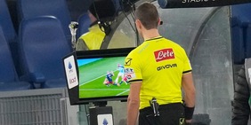 La moviola di Lazio-Genoa: Zufferli male sui tre rigori, lo salva il Var