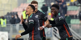 Serie B, il Venezia batte la Carrarese e torna in vetta. Samp all'ultimo respiro